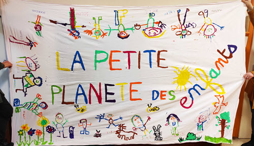 Fresko mit Farbe auf einem weiÃŸen Tuch: der kleine Planet der Kinder